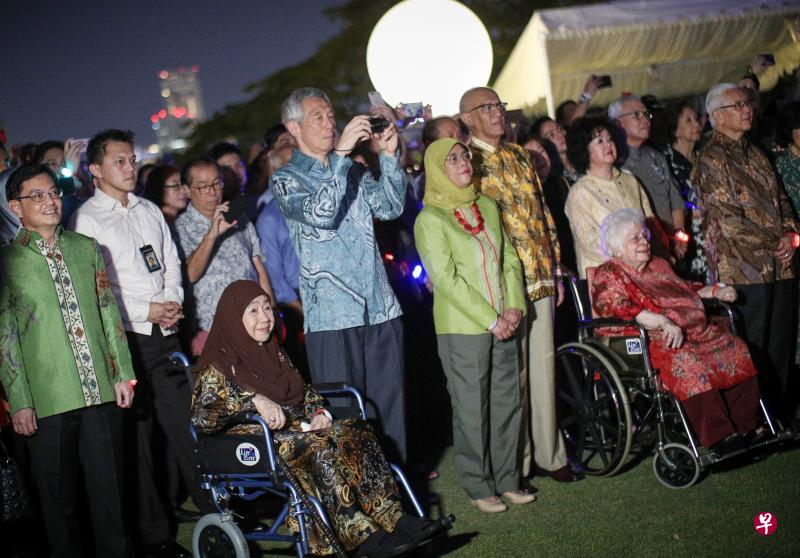 总统府昨晚举办150周年纪念活动。应邀出席的除了现任的政要,也包括历届总统和他们的家属。前排左起为副总理兼财政部长王瑞杰、我国首位总统尤索夫伊萨的夫人爱莎(Puan Noor Aishah)、李显龙总理、哈莉玛总统和夫婿穆罕默德、前总统纳丹夫人乌米·纳丹(Urmila Nathan),以及前总统陈庆炎博士。(林泽锐摄) 总统府昨晚举办150周年纪念活动。应邀出席的除了现任的政要,也包括历届总统和他们的家属。前排左起为副总理兼财政部长王瑞杰、我国首位总统尤索夫伊萨的夫人爱莎(Puan Noor Aishah)、李显龙总理、哈莉玛总统和夫婿穆罕默德、前总统纳丹夫人乌米·纳丹(Urmila Nathan),以及前总统陈庆炎博士。(林泽锐摄)