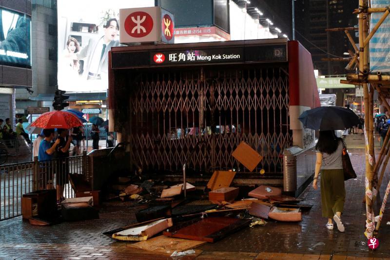 曾遭示威者纵火破坏的香港地铁旺角站的一个出口。(路透社) 曾遭示威者纵火破坏的香港地铁旺角站的一个出口。(路透社)