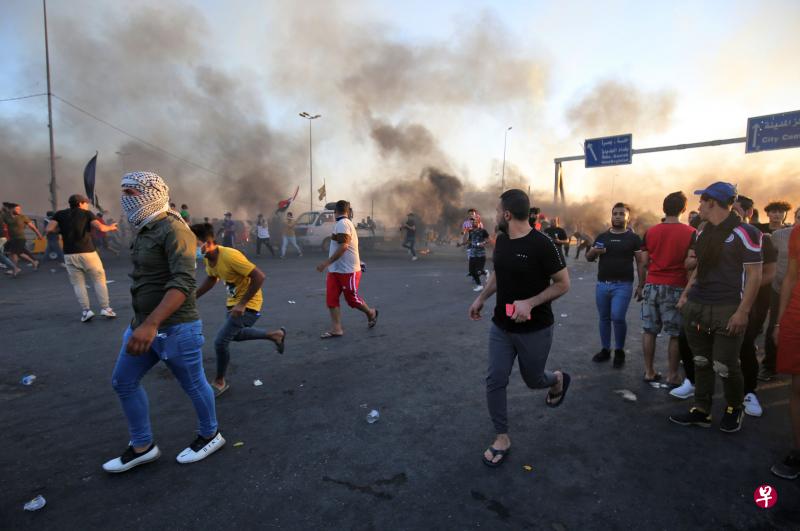 伊拉克议会下属人权机构官员说,10月6日巴格达东部萨德尔城附近爆发示威者与安全人员的冲突,造成1死20伤。(法新社) 伊拉克议会下属人权机构官员说,10月6日巴格达东部萨德尔城附近爆发示威者与安全人员的冲突,造成1死20伤。(法新社)