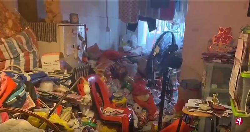 阿叔家中堆满了杂物,只留下了一条很窄的小走道。(取自面簿) 阿叔家中堆满了杂物,只留下了一条很窄的小走道。(取自面簿)