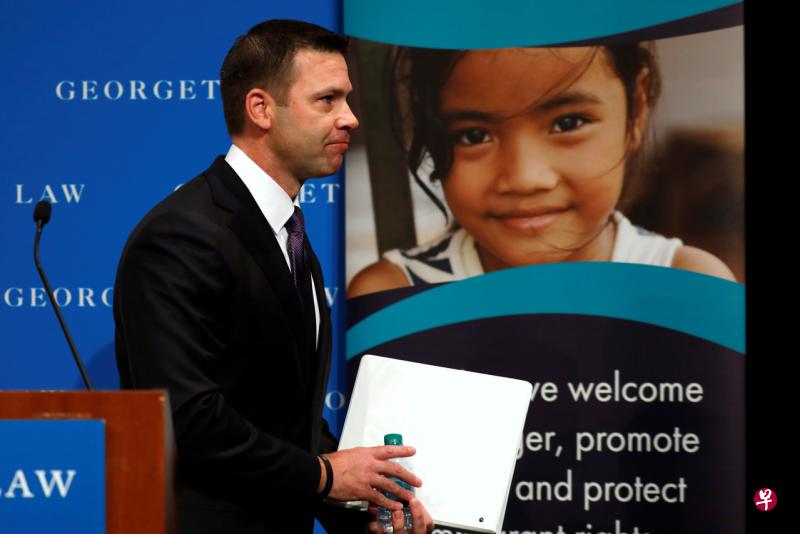 麦卡利南在出席移民政策会议讲话期间,遭到示威者多次高声打断,他未能发表任何讲话便离开现场。(路透社) 麦卡利南在出席移民政策会议讲话期间,遭到示威者多次高声打断,他未能发表任何讲话便离开现场。(路透社)