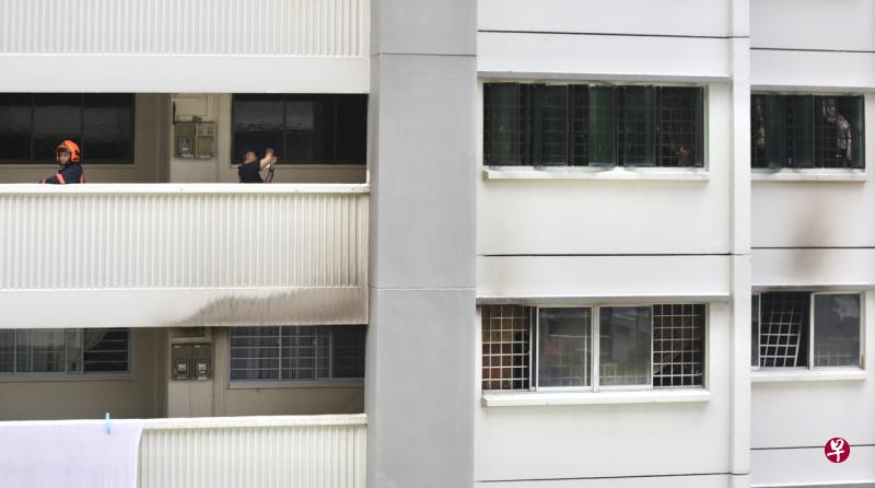 火患发生在武吉巴督西2道第416座组屋5楼的一个单位。(陈佩敏摄) 火患发生在武吉巴督西2道第416座组屋5楼的一个单位。(陈佩敏摄)