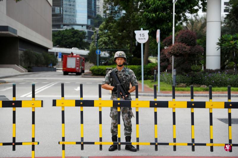 位于港岛金钟的解放军驻港部队总部大门，有值勤卫兵守护。（法新社）