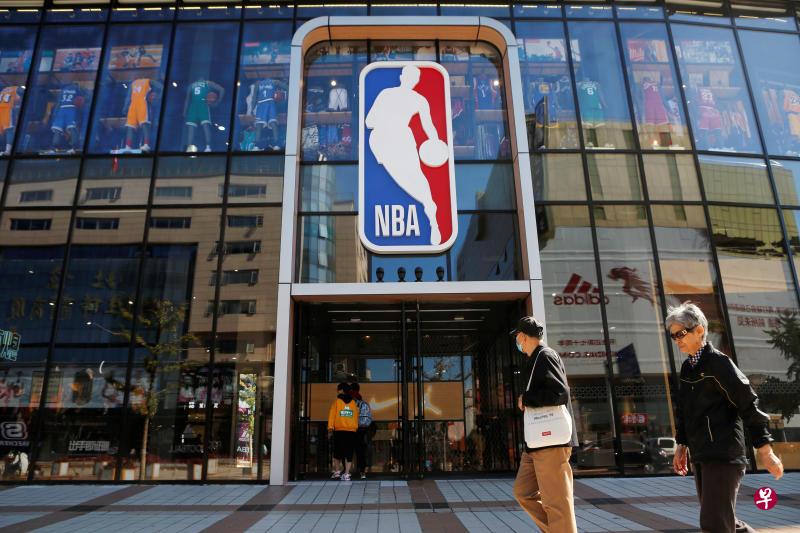 中国央视体育频道今天(8日)发表声明 ,立即暂停NBA赛事转播安排。图为北京王府井购物街的NBA旗舰店。(路透社) 中国央视体育频道今天(8日)发表声明 ,立即暂停NBA赛事转播安排。图为北京王府井购物街的NBA旗舰店。(路透社)