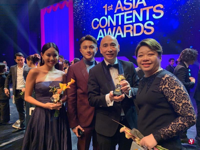 芳榕(左一)凭英语剧“Faculty”首次在海外得奖。左二起为演员包勋评、导演李世雄和监制陈慧琳。(新传媒提供) 芳榕(左一)凭英语剧“Faculty”首次在海外得奖。左二起为演员包勋评、导演李世雄和监制陈慧琳。(新传媒提供)