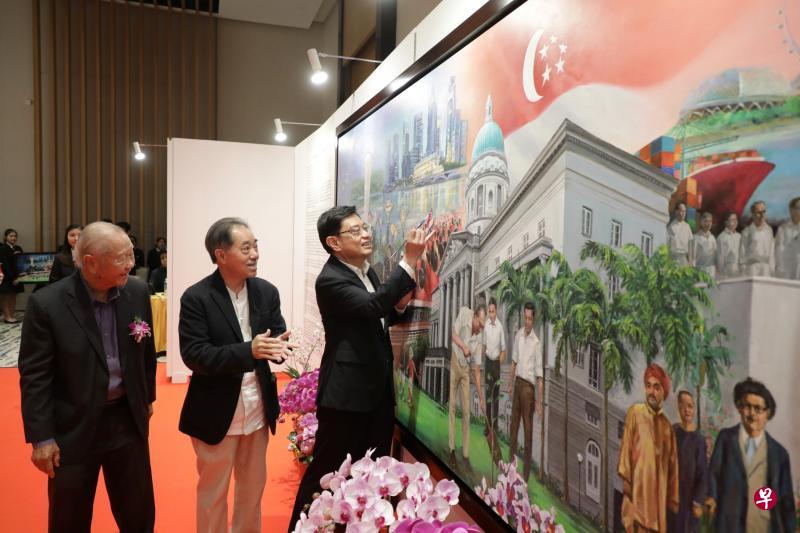 副总理兼财政部长王瑞杰(右一)昨天在新加坡艺术协会会长赵振强(中)和顾问何家良博士(左一)的见证下,为老中青三代画家集体创作的画作“我们的故事”添上一笔。(林国明摄) 副总理兼财政部长王瑞杰(右一)昨天在新加坡艺术协会会长赵振强(中)和顾问何家良博士(左一)的见证下,为老中青三代画家集体创作的画作“我们的故事”添上一笔。(林国明摄)
