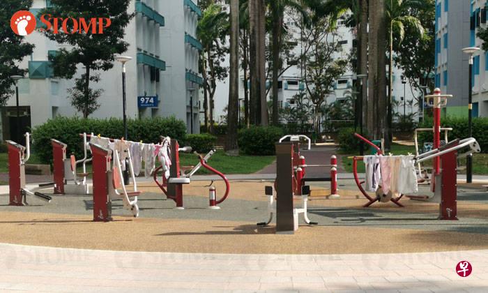 后港居民在健身角落晾衣。（Stomp） 
