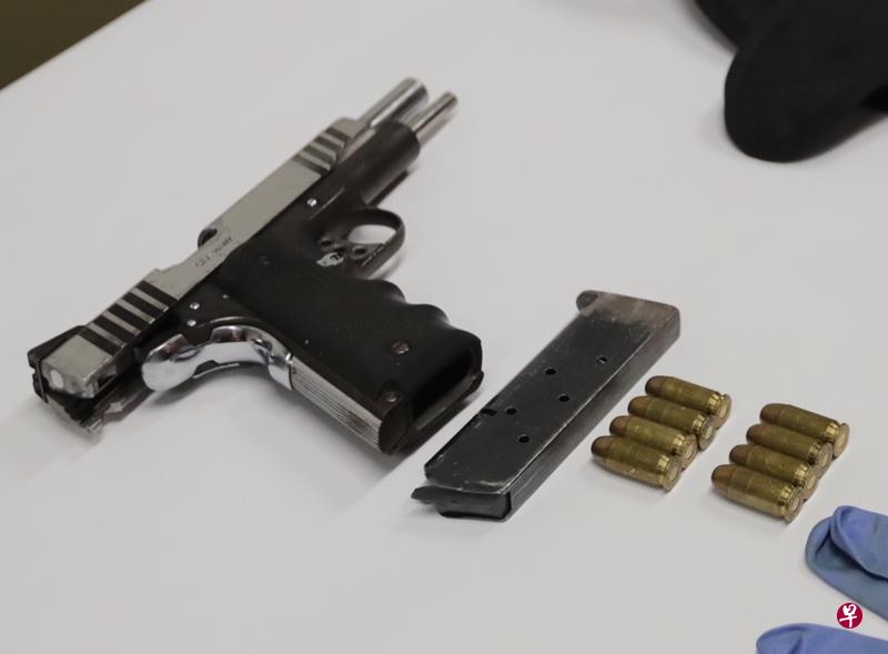 警方与肃毒局从其中一名被告的家中搜出一把装有四颗子弹的手枪。(海峡时报) 警方与肃毒局从其中一名被告的家中搜出一把装有四颗子弹的手枪。(海峡时报)