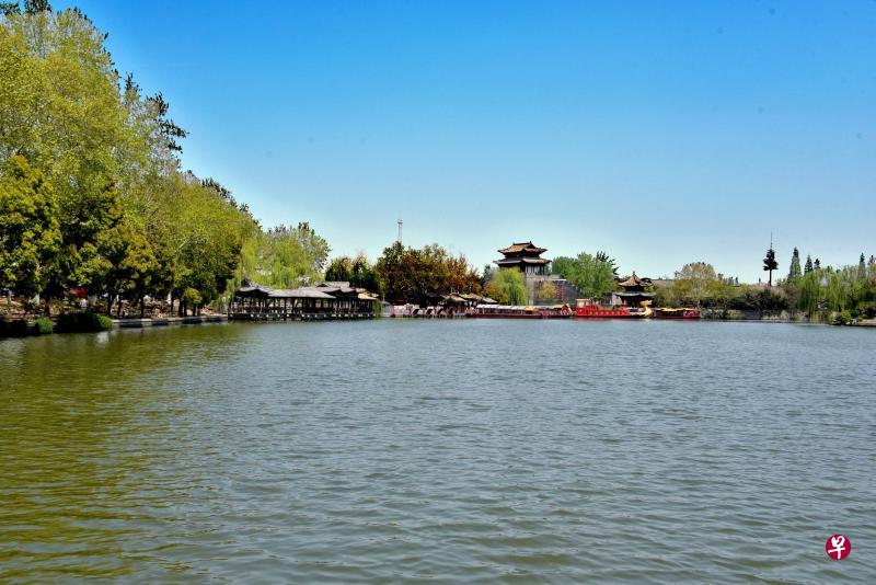 靠近西门码头的京杭大运河景色优美。(冰秀摄 ) 靠近西门码头的京杭大运河景色优美。(冰秀摄 )