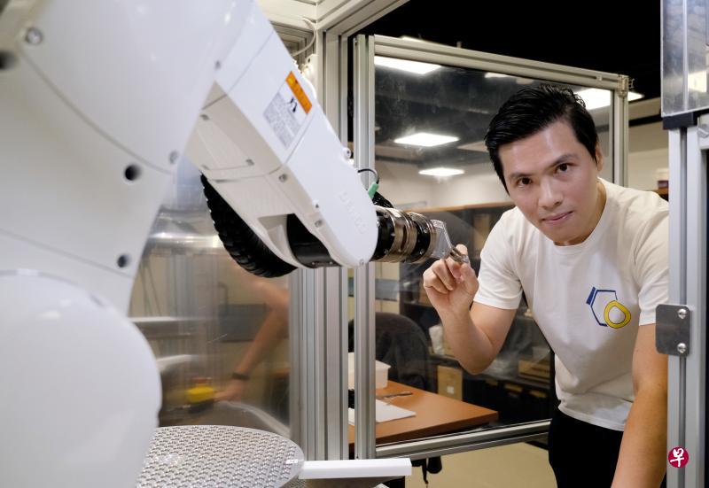 Eureka Robotics创办人范光强副教授:这台“阿基米德”机器人引起日本、新加坡和美国精密光学仪器公司的兴趣,它将在数周内移交美国跨国公司在本地的镜片厂,协助镜片的生产。(曾坤顺摄) Eureka Robotics创办人范光强副教授:这台“阿基米德”机器人引起日本、新加坡和美国精密光学仪器公司的兴趣,它将在数周内移交美国跨国公司在本地的镜片厂,协助镜片的生产。(曾坤顺摄)