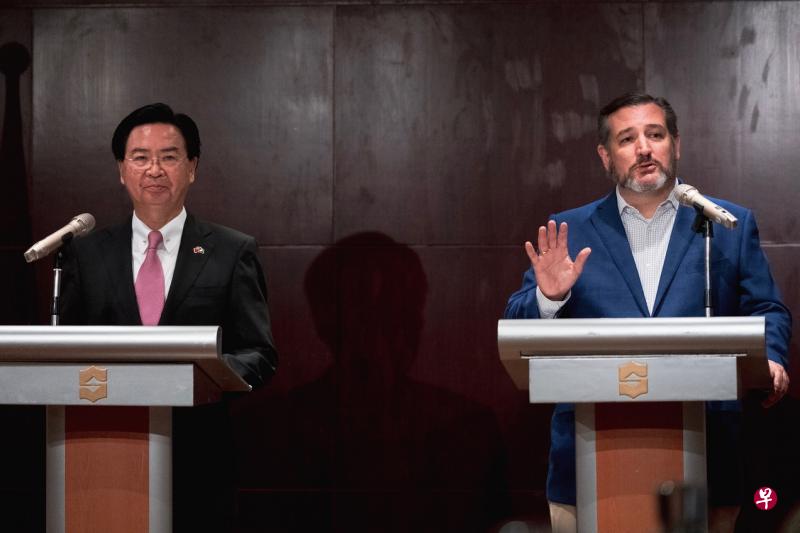 美国共和党参议员克鲁兹(右)昨天晚在台北与台湾外交部长吴钊燮举行记者会。(黄顺杰摄) 美国共和党参议员克鲁兹(右)昨天晚在台北与台湾外交部长吴钊燮举行记者会。(黄顺杰摄)