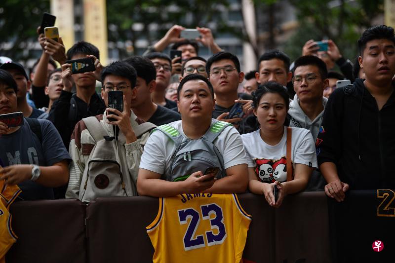 中国球迷们在梅赛德斯奔驰文化中心外等待球赛开始。(法新社) 中国球迷们在梅赛德斯奔驰文化中心外等待球赛开始。(法新社)