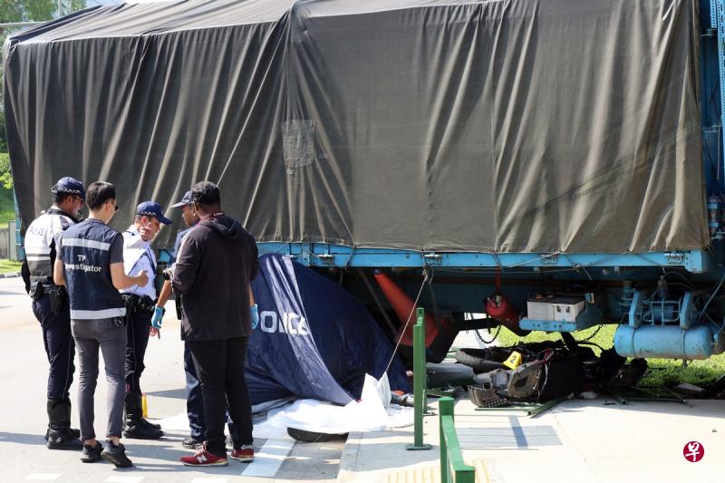 蓝色罗厘不知何故失控撞上电单车,骑士连人带车拖行30公尺,当场宣告不治。(庄耿闻摄) 蓝色罗厘不知何故失控撞上电单车,骑士连人带车拖行30公尺,当场宣告不治。(庄耿闻摄)