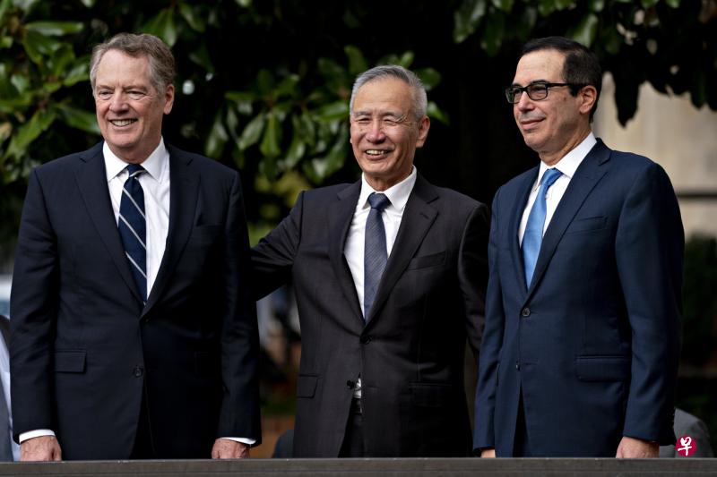 特朗普说,中国国务院副总理刘鹤(中)与美国贸易代表莱特希泽(左)和财政部长姆努钦(右)的谈判将在周五继续。(彭博社) 特朗普说,中国国务院副总理刘鹤(中)与美国贸易代表莱特希泽(左)和财政部长姆努钦(右)的谈判将在周五继续。(彭博社)
