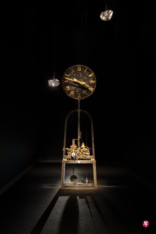 “时之结晶”由杉本博司策展，入口有一座100年以上的巨大钟楼（左），时钟的时间是逆时针运转，象征追溯物质的起源。 （商家提供）