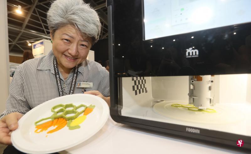 邱德拔医院高级资深营养师黄慧嫥认为,3D食品打印技术不仅能帮医院提升效率及节省人力,日后也能协助医疗人员为每名病患定制所需的营养餐。(吴伟国摄) 邱德拔医院高级资深营养师黄慧嫥认为,3D食品打印技术不仅能帮医院提升效率及节省人力,日后也能协助医疗人员为每名病患定制所需的营养餐。(吴伟国摄)