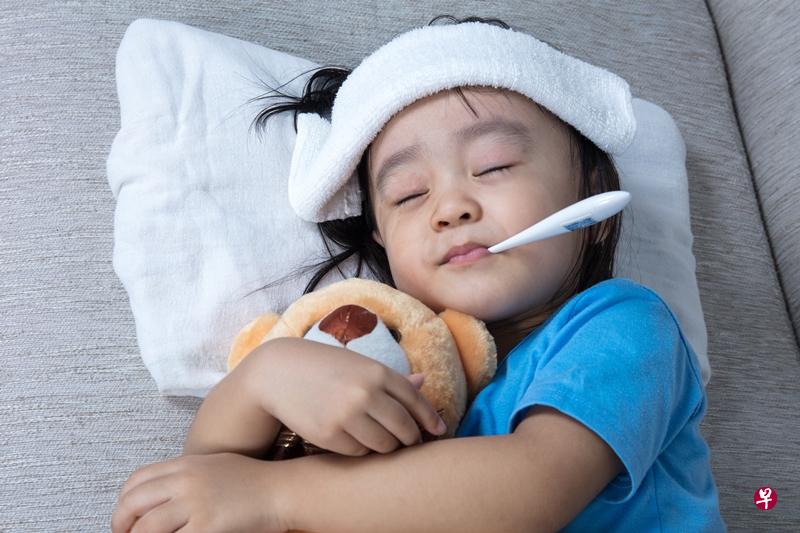 小孩免疫能力弱,一般较常发烧,让父母担心。 (档案照) 小孩免疫能力弱,一般较常发烧,让父母担心。 (档案照)