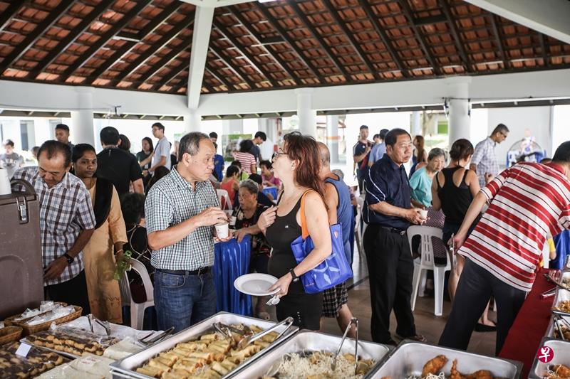 林瑞莲、刘程强、毕丹星今早亲切地同居民茶叙,心情似乎不受判决影响。(梁伟康摄) 林瑞莲、刘程强、毕丹星今早亲切地同居民茶叙,心情似乎不受判决影响。(梁伟康摄)