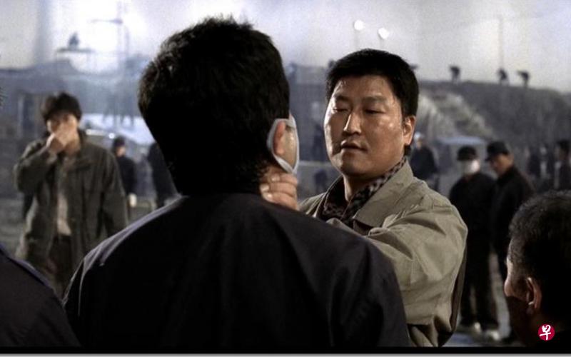 宋康昊(右)《杀人记忆》演警察。(互联网) 宋康昊(右)《杀人记忆》演警察。(互联网)