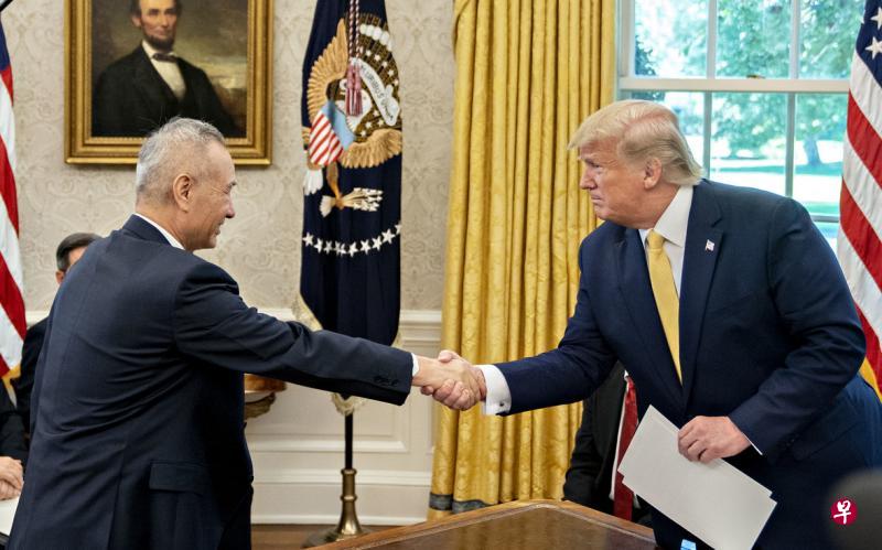 特朗普(右)周五(10月11日)在白宫椭圆形办公室与中国副总理刘鹤会晤,和他握手。(彭博社) 特朗普(右)周五(10月11日)在白宫椭圆形办公室与中国副总理刘鹤会晤,和他握手。(彭博社)