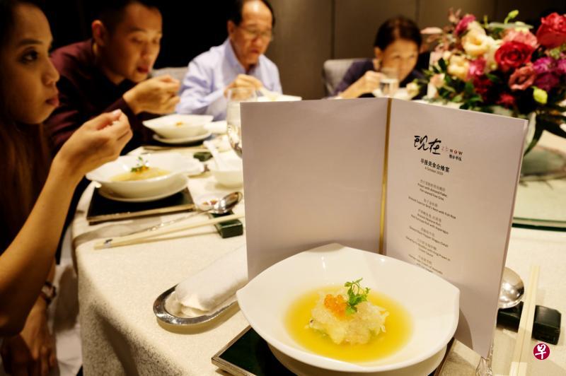鱼子金丝燕材料实在,口感层次丰富,深受读者喜爱。 鱼子金丝燕材料实在,口感层次丰富,深受读者喜爱。