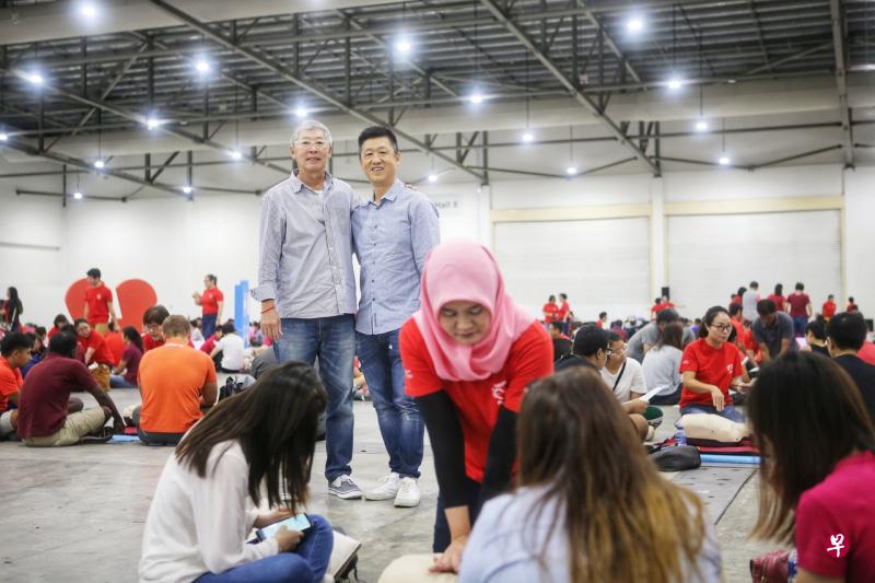 约800人在星期六早上一同学习急救心脏骤停者技能,创下新加坡纪录。课程以人体模型进行,也有仪器即时评估施救表现。救人英雄徐文庄(右)因及时施救球友蔡国安(左)而受表扬。(谢智扬摄) 约800人在星期六早上一同学习急救心脏骤停者技能,创下新加坡纪录。课程以人体模型进行,也有仪器即时评估施救表现。救人英雄徐文庄(右)因及时施救球友蔡国安(左)而受表扬。(谢智扬摄)