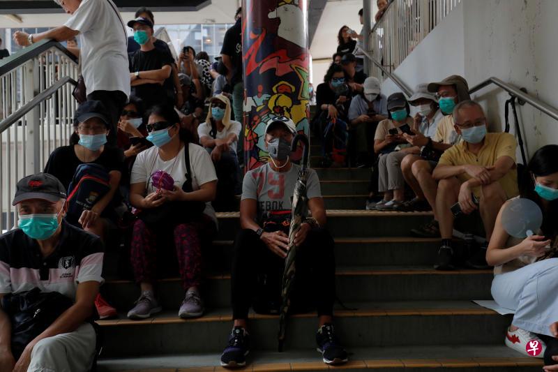 多名香港老人在警总旁的天桥底静坐。(路透社) 多名香港老人在警总旁的天桥底静坐。(路透社)