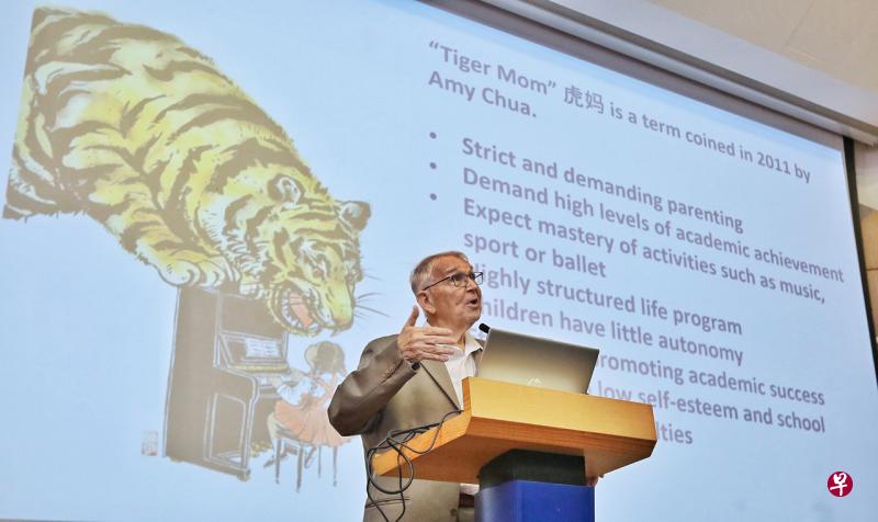 新加坡国立大学心理系退休副教授约翰·艾里特博士星期六(10月12日)在第13届新加坡儿童会讲座上开讲,与多名家长展开对话,一起讨论不同育儿方式与育儿路上面对的挑战。(特约陈福洲摄) 新加坡国立大学心理系退休副教授约翰·艾里特博士星期六(10月12日)在第13届新加坡儿童会讲座上开讲,与多名家长展开对话,一起讨论不同育儿方式与育儿路上面对的挑战。(特约陈福洲摄)