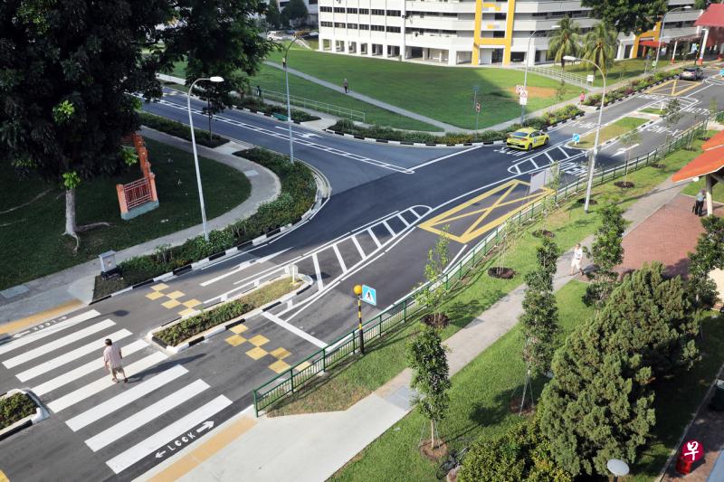 德惠巷分岔路增设弯曲路堤,草地、栏杆和马路上的标记也跟着弯曲,与分岔路形成“Y型”,可迫使直行的车辆放慢速度。( 邝启聪摄) 德惠巷分岔路增设弯曲路堤,草地、栏杆和马路上的标记也跟着弯曲,与分岔路形成“Y型”,可迫使直行的车辆放慢速度。( 邝启聪摄)