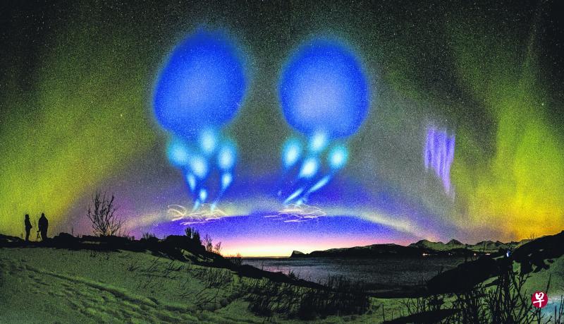 今年4月,美国宇航局(NASA)在挪威西北部安岛(Andoya)发射两枚火箭上太空后产生的奇异美景。火箭释放的示踪剂在阳光下会发生电离,散开后产生幻美的云彩。通过研究北极光中粒子的运动,科学家希望对大气现象有进一步了解。 今年4月,美国宇航局(NASA)在挪威西北部安岛(Andoya)发射两枚火箭上太空后产生的奇异美景。火箭释放的示踪剂在阳光下会发生电离,散开后产生幻美的云彩。通过研究北极光中粒子的运动,科学家希望对大气现象有进一步了解。