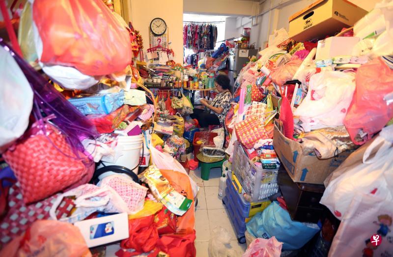 汤世女过去几十年亲手用红包封和珠子制成手工艺品,送给学校和老人院。 汤世女独自住在亨德申路二房式组屋,囤积的杂物几乎塞满了屋子。(庄耿闻摄) 汤世女过去几十年亲手用红包封和珠子制成手工艺品,送给学校和老人院。 汤世女独自住在亨德申路二房式组屋,囤积的杂物几乎塞满了屋子。(庄耿闻摄)