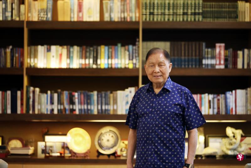 李文正:做生意应是千里之行始于足下、合抱的大树也是从小苗长大的,经商应从无到有、从小到大、一步一脚印。(陈渊庄摄) 李文正:做生意应是千里之行始于足下、合抱的大树也是从小苗长大的,经商应从无到有、从小到大、一步一脚印。(陈渊庄摄)