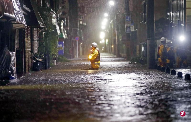 日本东京长时间的滂沱大雨导致很多地方严重积水,消防员昨夜还在灾区巡查。当局共派出1万7000名自卫队员到发生洪涝的地区救人。风灾已造成至少两人死亡,六人失联,78人受伤;至少21万户断电。(路透社) 日本东京长时间的滂沱大雨导致很多地方严重积水,消防员昨夜还在灾区巡查。当局共派出1万7000名自卫队员到发生洪涝的地区救人。风灾已造成至少两人死亡,六人失联,78人受伤;至少21万户断电。(路透社)