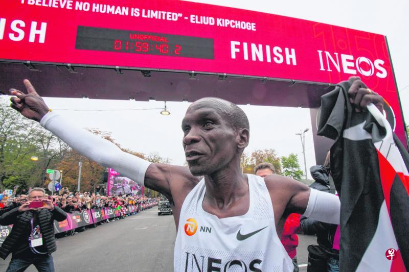 基普乔格最后500米加速冲线,最终在两小时内完成马拉松。(路透社) 基普乔格最后500米加速冲线,最终在两小时内完成马拉松。(路透社)