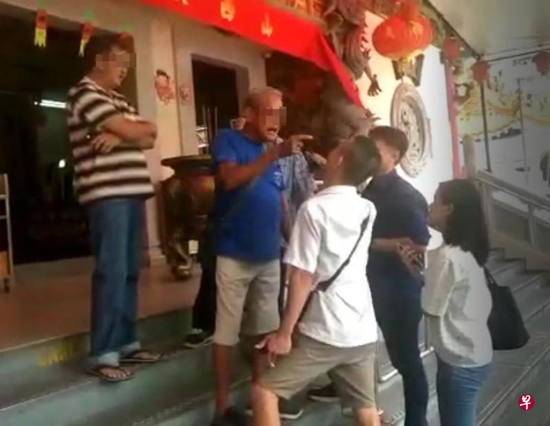 两派人日前因侧门被锁爆冲突。(受访者提供) 两派人日前因侧门被锁爆冲突。(受访者提供)