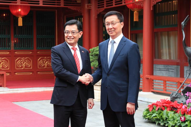 新加坡副总理兼财政部长王瑞杰(左)今年5月22日访华时在北京钓鱼台国宾馆与中国副总理韩正会面。(档案照) 新加坡副总理兼财政部长王瑞杰(左)今年5月22日访华时在北京钓鱼台国宾馆与中国副总理韩正会面。(档案照)