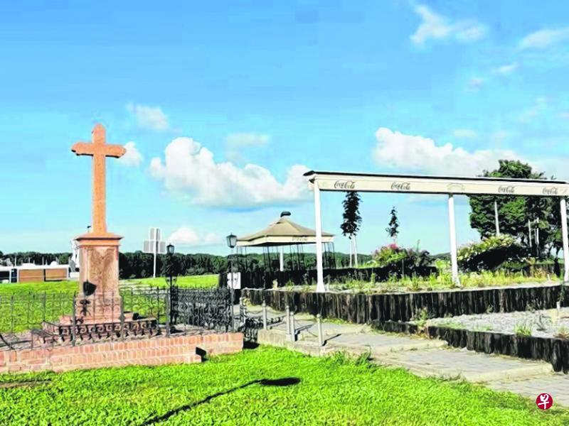 武科瓦尔多瑙河边竖着十字架。(作者提供) 武科瓦尔多瑙河边竖着十字架。(作者提供)