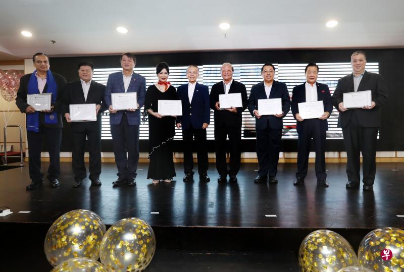 新加坡红十字会主席郑大峇(中)颁发奖状给全国捐血计划合作伙伴社团代表,包括新加坡世纪狮子会董事Tiwari(左起)、中华医院董事会主席刘少夫、茶阳(大埔)会馆会长何祥兴、惠州会馆主席萧立娟、南洋客属总会会长何谦诚、萧氏总会会长萧福民、新加坡广东会馆会长何国才和广惠肇碧山亭理事长鲁劲辉。(饶进礼摄) 新加坡红十字会主席郑大峇(中)颁发奖状给全国捐血计划合作伙伴社团代表,包括新加坡世纪狮子会董事Tiwari(左起)、中华医院董事会主席刘少夫、茶阳(大埔)会馆会长何祥兴、惠州会馆主席萧立娟、南洋客属总会会长何谦诚、萧氏总会会长萧福民、新加坡广东会馆会长何国才和广惠肇碧山亭理事长鲁劲辉。(饶进礼摄)