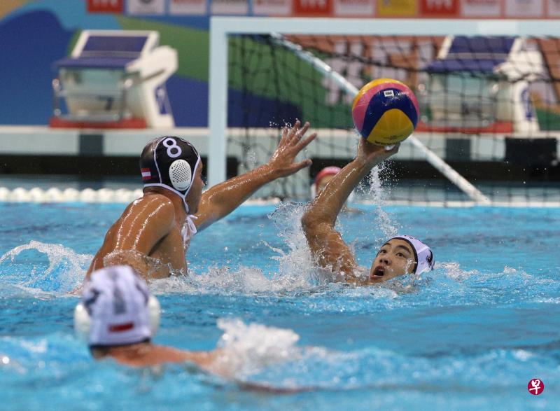 李成康(右)在昨天的新加坡水球挑战杯赛上演帽子戏法。(林泽锐摄) 李成康(右)在昨天的新加坡水球挑战杯赛上演帽子戏法。(林泽锐摄)