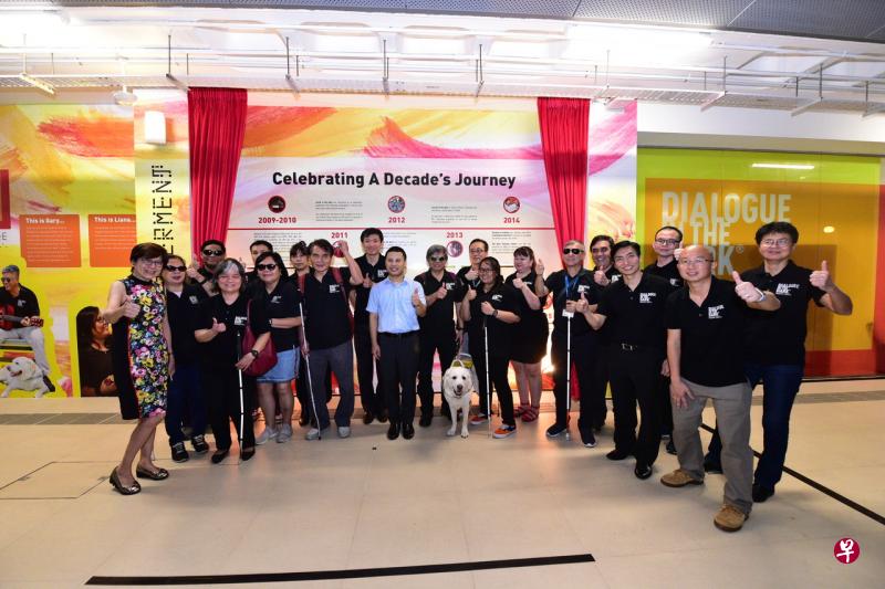 社会及家庭发展部长兼国家发展部第二部长李智陞(身穿白衣者)为“黑暗中的对话”成立10周年纪念墙揭幕。(黑暗中对话提供) 社会及家庭发展部长兼国家发展部第二部长李智陞(身穿白衣者)为“黑暗中的对话”成立10周年纪念墙揭幕。(黑暗中对话提供)