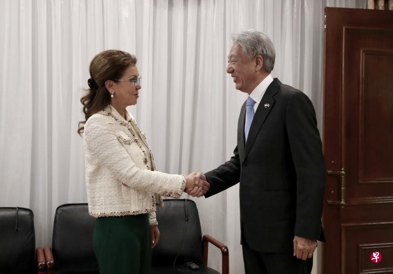 国务资政兼国家安全统筹部长张志贤(右)15日早上会见了哈萨克斯坦参议院议长纳扎尔巴耶娃博士,重申了新哈两国国会之间的牢固关系。(外交部提供) 国务资政兼国家安全统筹部长张志贤(右)15日早上会见了哈萨克斯坦参议院议长纳扎尔巴耶娃博士,重申了新哈两国国会之间的牢固关系。(外交部提供)
