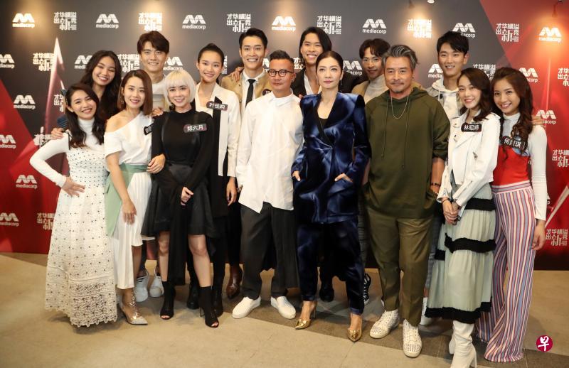 晋级大决赛的12强和三位导师:李铭顺(前排右三起)、黄碧仁和陈汉玮合照。(饶进礼摄) 晋级大决赛的12强和三位导师:李铭顺(前排右三起)、黄碧仁和陈汉玮合照。(饶进礼摄)