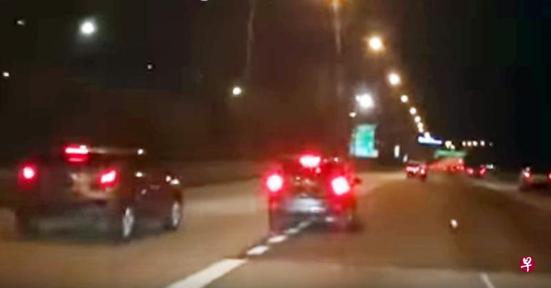 一辆银色轿车于10月8日凌晨12时15分在中央快速公路上左右切换,七度差点酿成车祸。司机最终因涉嫌酒驾被警方逮捕。(互联网) 一辆银色轿车于10月8日凌晨12时15分在中央快速公路上左右切换,七度差点酿成车祸。司机最终因涉嫌酒驾被警方逮捕。(互联网)