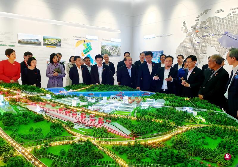 王瑞杰(右三)昨天率团参观重庆中新(重庆)多式联运示范基地展示厅,在果园港以及中新(重庆)多式联运示范基地模型前,聆听中新互联互通(重庆)物流发展有限公司总经理陈泗棕(右四)解说。王瑞杰此次率庞大访问团亮相重庆,包括杨莉明(左一)、沈颖(左三)、李智陞(左四)、唐振辉(左五)、王乙康(右五)、马善高(右二),以及陈振泉(右一)。(王纬温摄) 王瑞杰(右三)昨天率团参观重庆中新(重庆)多式联运示范基地展示厅,在果园港以及中新(重庆)多式联运示范基地模型前,聆听中新互联互通(重庆)物流发展有限公司总经理陈泗棕(右四)解说。王瑞杰此次率庞大访问团亮相重庆,包括杨莉明(左一)、沈颖(左三)、李智陞(左四)、唐振辉(左五)、王乙康(右五)、马善高(右二),以及陈振泉(右一)。(王纬温摄)
