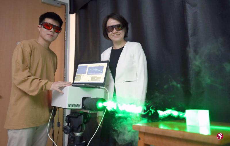 南大数理科学学院副教授林歆怡博士(右)和博士生潘光家章一起研发这个新的空气检测仪器,他们的仪器能够在十秒内检测出空气中的化学物质。(周国威摄) 南大数理科学学院副教授林歆怡博士(右)和博士生潘光家章一起研发这个新的空气检测仪器,他们的仪器能够在十秒内检测出空气中的化学物质。(周国威摄)
