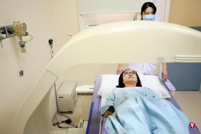 黄玉冰(中)约四年前进行检查评估骨骼矿物质密度,发现患有骨质疏松症,她如今定期服药避免病情恶化。(何家俊摄) 黄玉冰(中)约四年前进行检查评估骨骼矿物质密度,发现患有骨质疏松症,她如今定期服药避免病情恶化。(何家俊摄)