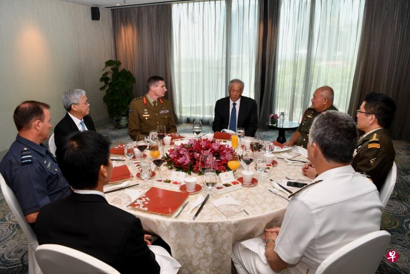国防部长黄永宏医生(中,顺时针方向)设宴招待到访的五国联防安排军事代表。列席的有马来西亚三军总长楚其菲上将、新加坡三军总长王赐吉中将、英国三军副参谋总长弗雷泽海军上将、新加坡国防部国防政策司司长杨时权上校、新西兰三军副总长戴维斯空军少将、新加坡国防部常任秘书陈英杰和澳大利亚三军总长坎贝尔上将。(国防部提供) 国防部长黄永宏医生(中,顺时针方向)设宴招待到访的五国联防安排军事代表。列席的有马来西亚三军总长楚其菲上将、新加坡三军总长王赐吉中将、英国三军副参谋总长弗雷泽海军上将、新加坡国防部国防政策司司长杨时权上校、新西兰三军副总长戴维斯空军少将、新加坡国防部常任秘书陈英杰和澳大利亚三军总长坎贝尔上将。(国防部提供)