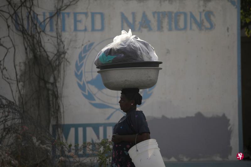海地戈纳伊夫市2004年2月爆发武装冲突,安理会同年4月通过决议成立联合国海地稳定特派团,协助稳定海地局势。(路透社) 海地戈纳伊夫市2004年2月爆发武装冲突,安理会同年4月通过决议成立联合国海地稳定特派团,协助稳定海地局势。(路透社)