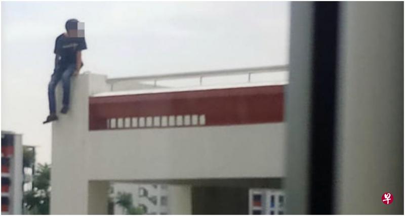 26岁青年疑似与女友吵架,跑到循环路第31A座多层停车场的顶楼,危坐在一个角落的矮墙上。(受访者提供) 26岁青年疑似与女友吵架,跑到循环路第31A座多层停车场的顶楼,危坐在一个角落的矮墙上。(受访者提供)