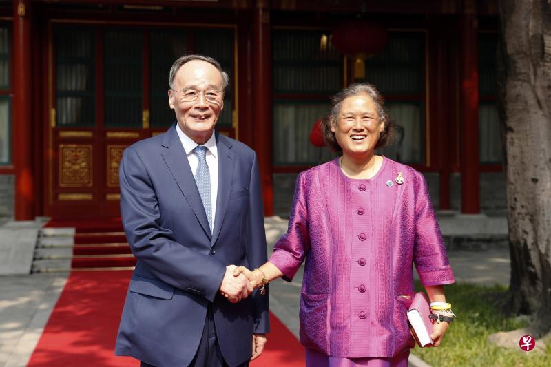 王岐山在中共十九大后曾对外称“我现在负责协助主席做一点礼仪性外交”。图为他今年9月30日在北京钓鱼台国宾馆会见泰国公主诗琳通。(中新社) 王岐山在中共十九大后曾对外称“我现在负责协助主席做一点礼仪性外交”。图为他今年9月30日在北京钓鱼台国宾馆会见泰国公主诗琳通。(中新社)